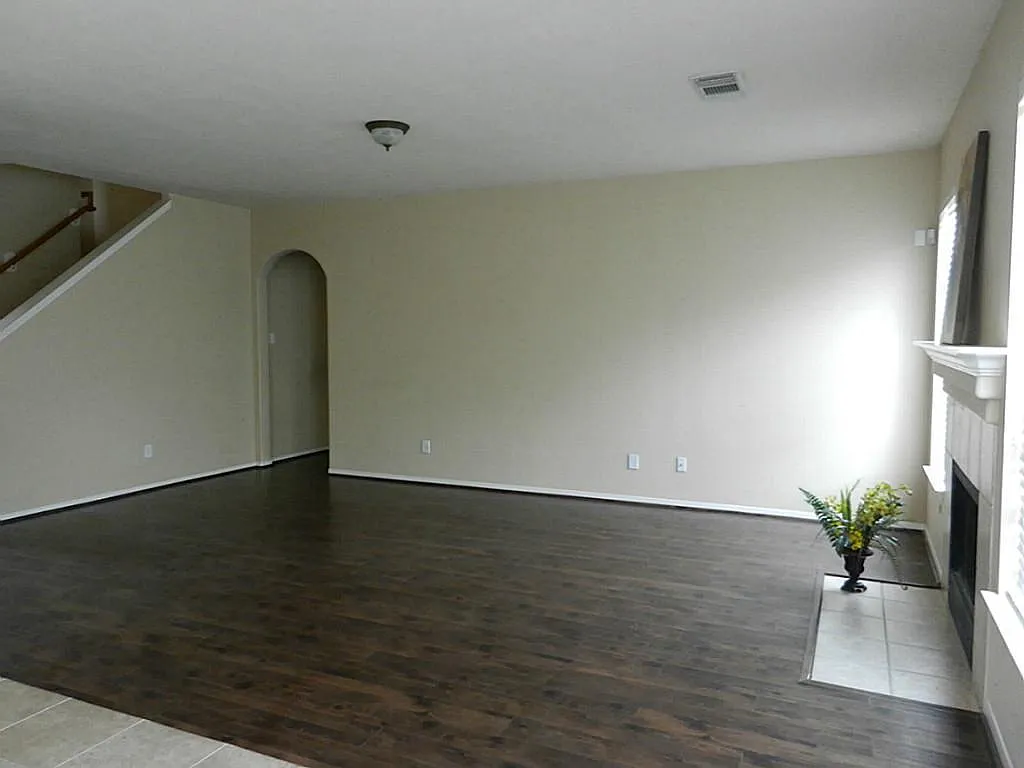 4 bed, 2.5 bath, 2349 sqft, $2,195 — Photo 4