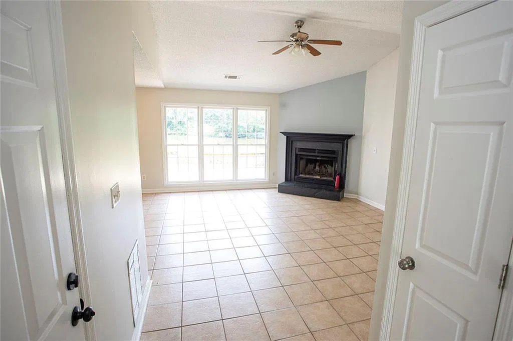 3 bed, 2.0 bath, 2140 sqft, $1,950 — Photo 4