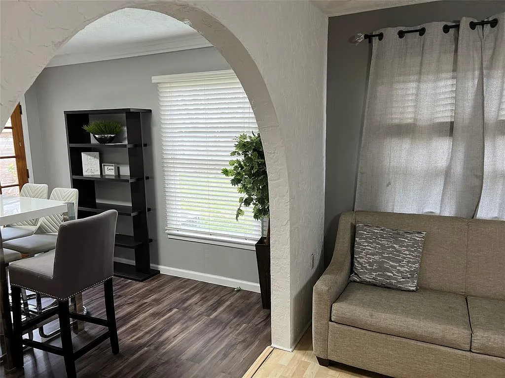 3 bed, 1.0 bath, 1025 sqft, $2,200 — Photo 4