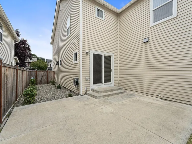 2429 Tolmie Ave — Photo 36