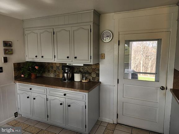 5th image of 2575 Valley Rd