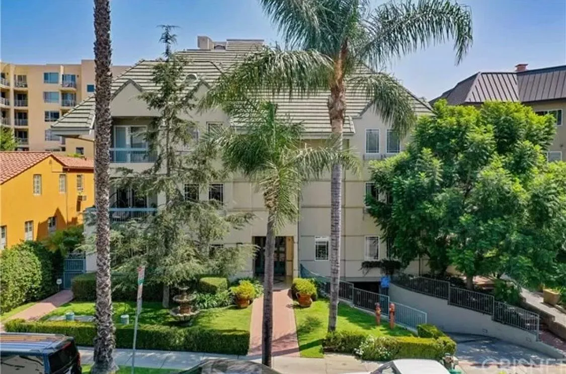 2 bed, 2.5 bath, 1370 sqft, $4,995 — Photo 1