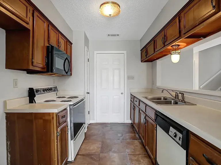 3621 Sunray Cv — Photo 2