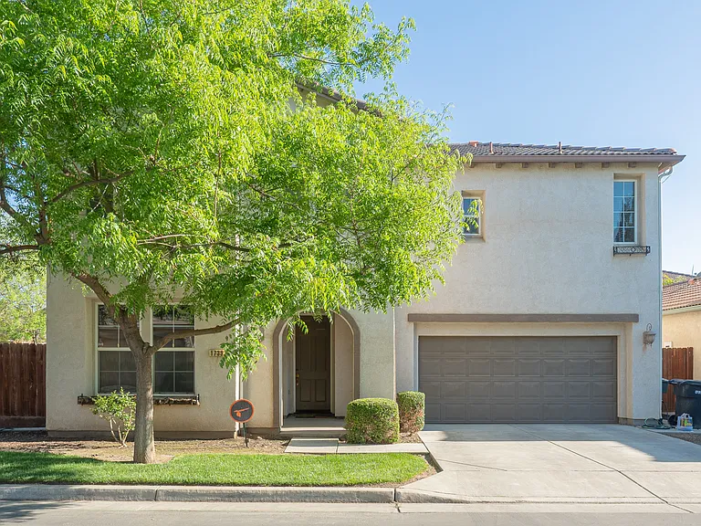 1739 W Castoro Way — Photo 2