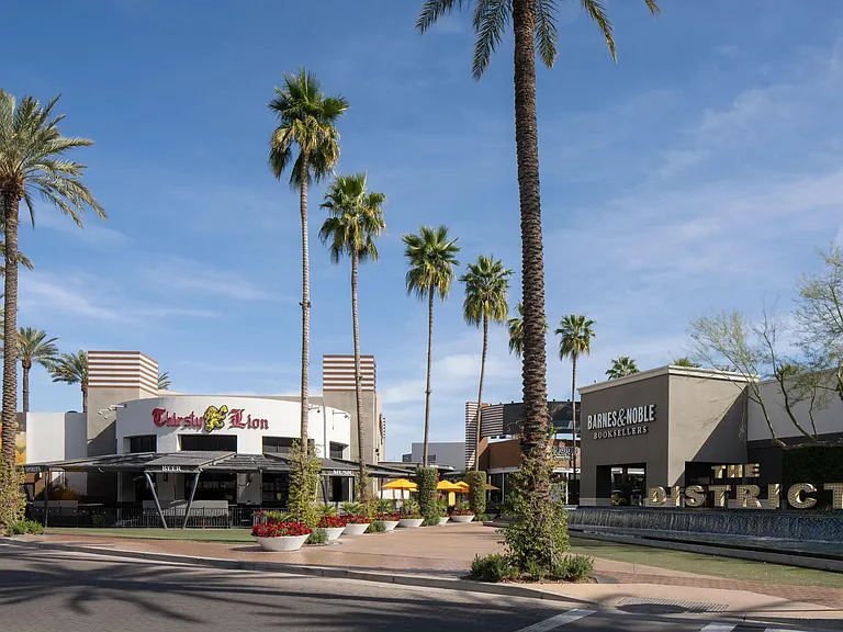 From brunch at Thirsty Lion to browsing at Barnes & Noble, Tempe Marketplace keeps favorites close to Modera Rio Salado.