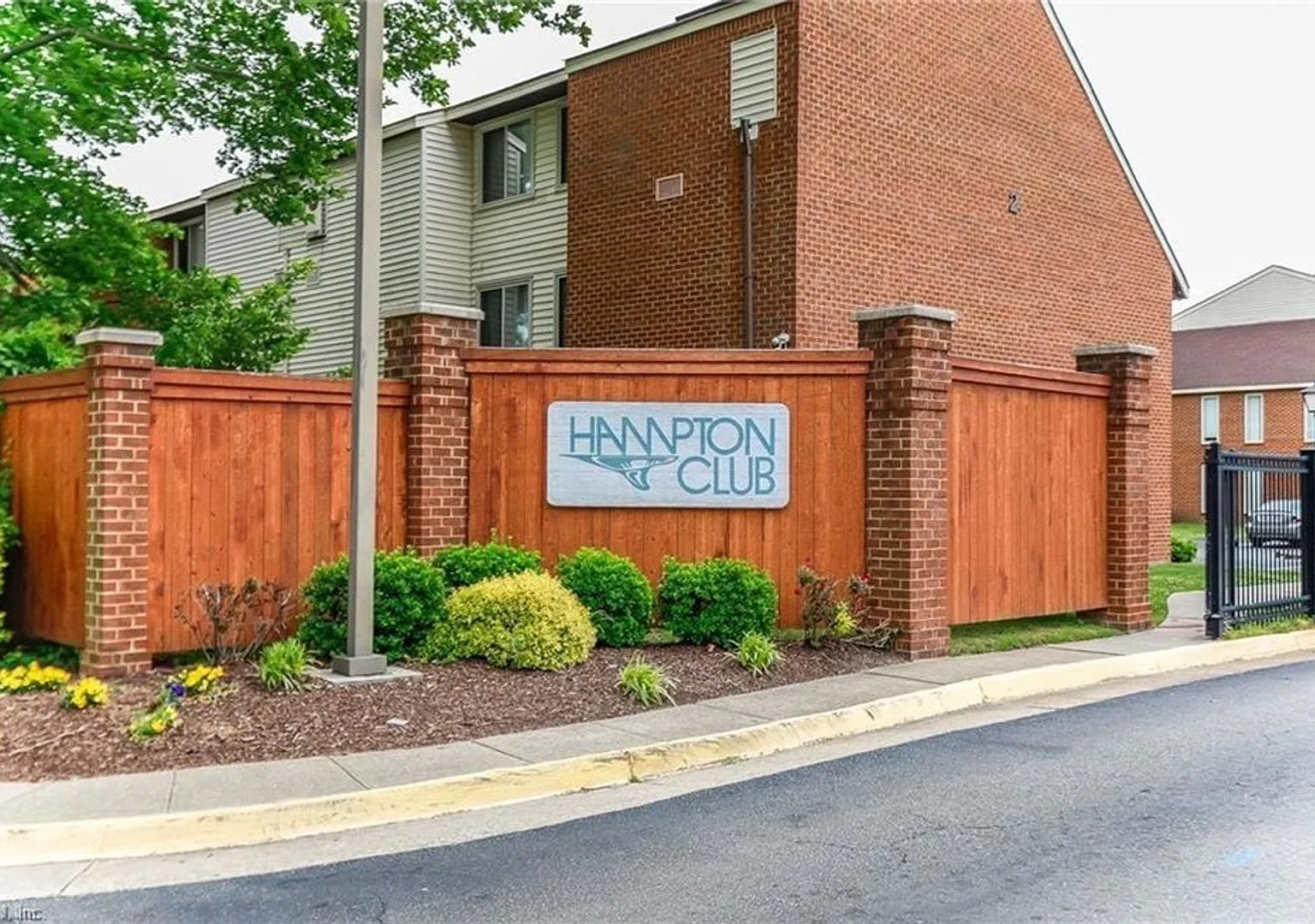Bright 1-Bedroom Inside Desirable Hampton Club Community — Photo 1