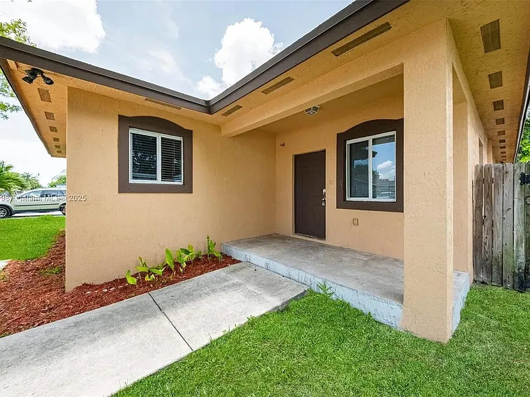 6124 SW 39th St — Photo 3