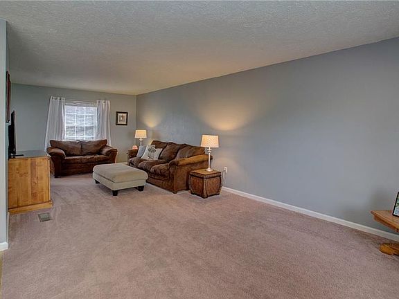 5th image of 111 Elizabeth Dr