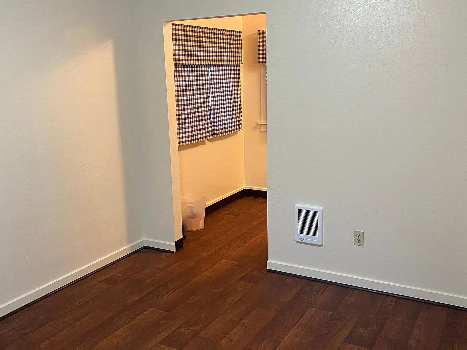 1 bed, 450 sqft, $1,050 — Photo 3