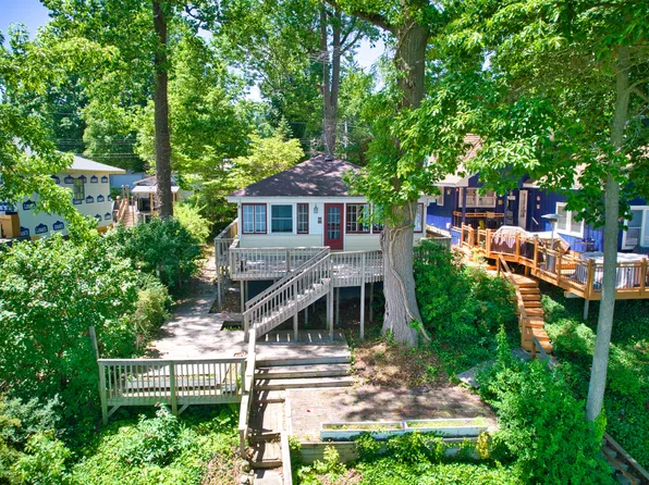 5511 Lakewood St, Coloma, MI 49038