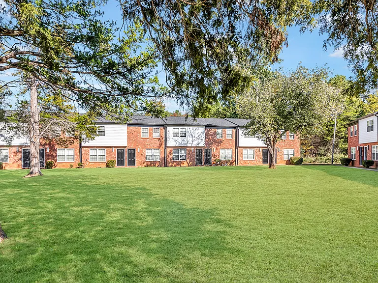 Country Club Apartments — Photo 26