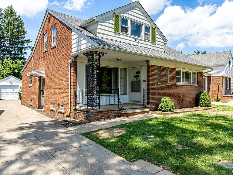 24111 Edgehill Dr — Photo 2