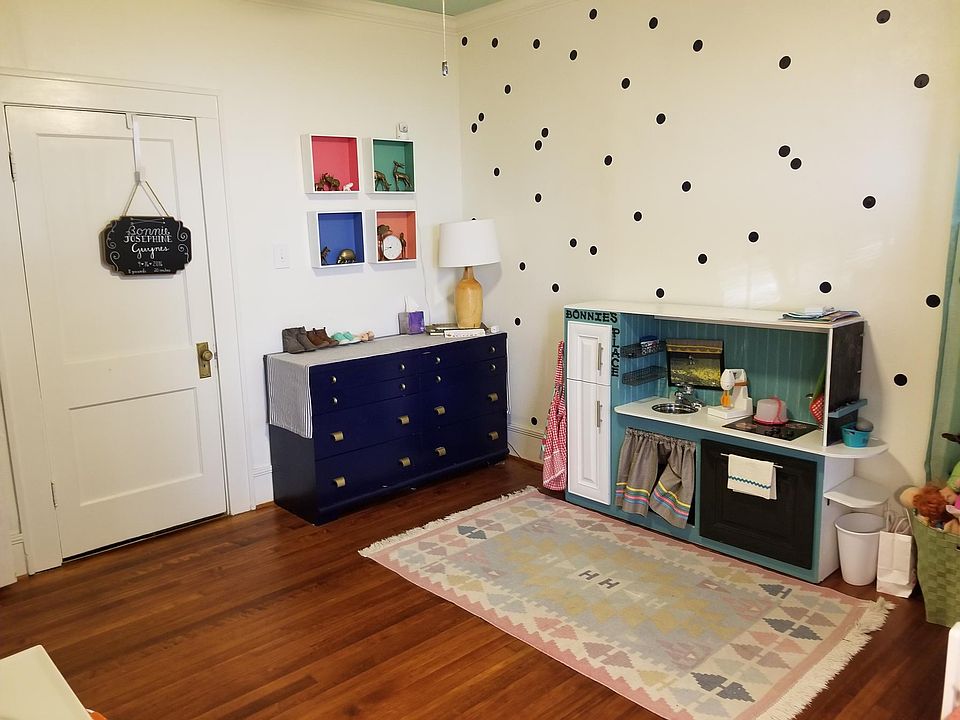Medium-sized bedroom (once used as nursery) (2/3)