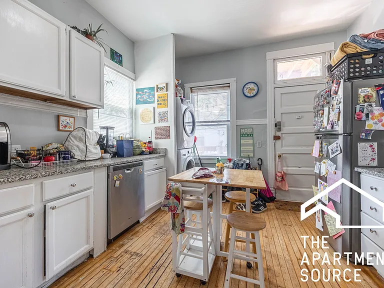 1245 W Barry Ave #B — Photo 5