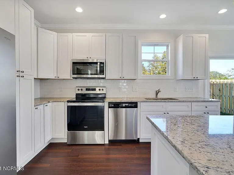 1007 Campbell St — Photo 11