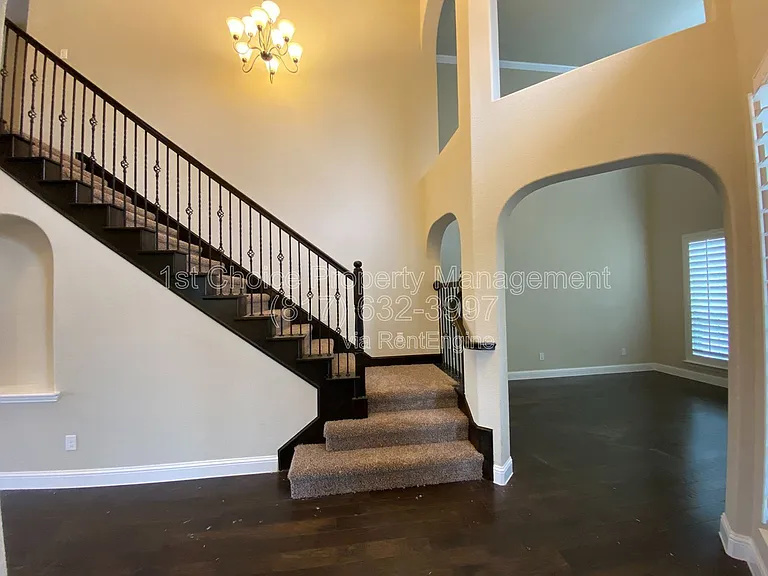 927 Bentley Dr — Photo 6