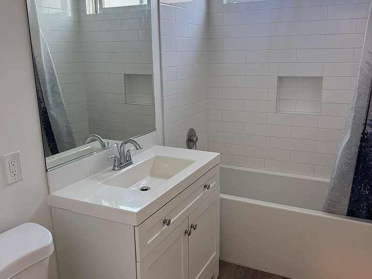 2400 Beverley Ave #5 — Photo 8