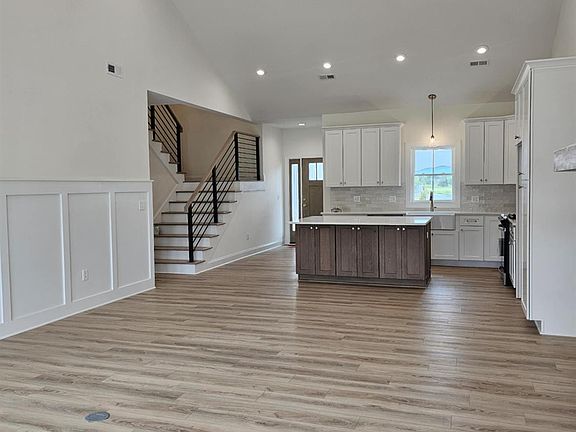 3rd image of 1157 Grandset Dr