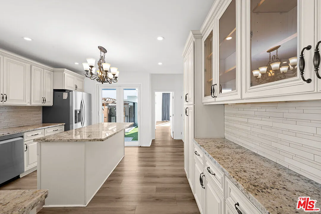 4 bed, 3.0 bath, 2000 sqft, $9,250 — Photo 2