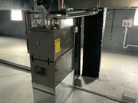 5th image of 2726 Commercial Ave
