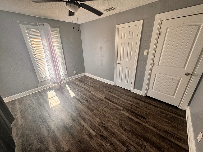 130 W Avenue D — Photo 11