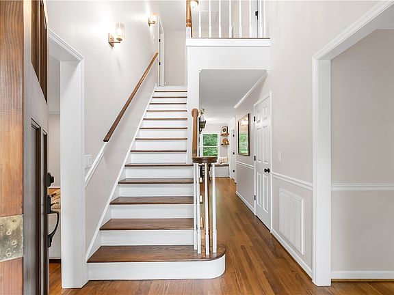 3rd image of 305 Bent Oak Ln