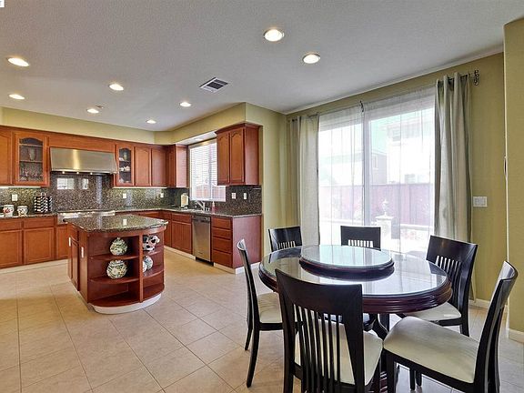5th image of 4573 Fernandez St