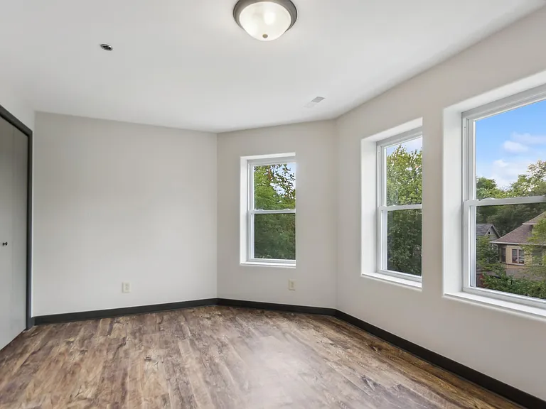 512 S Chicago Ave — Photo 9