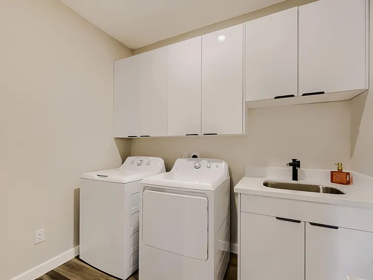 8815 Sharpview Dr — Photo 25