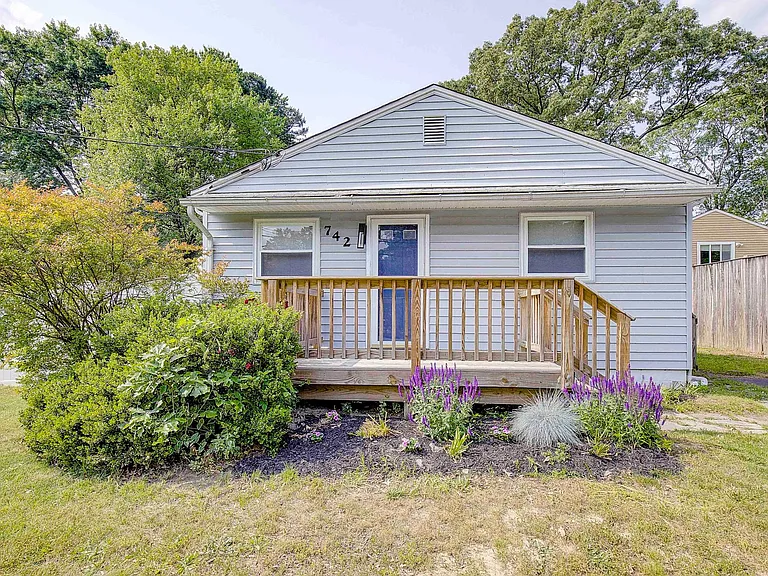 742 Elmhurst Rd — Photo 1