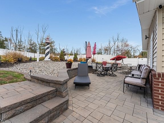 3rd image of 417 Mountain Rd