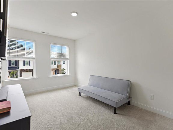 4th image of 702 Ridge Cliff Ln