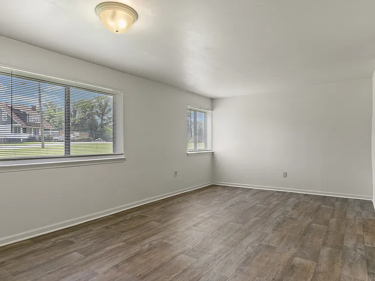 Oak Park Apartments — Photo 6