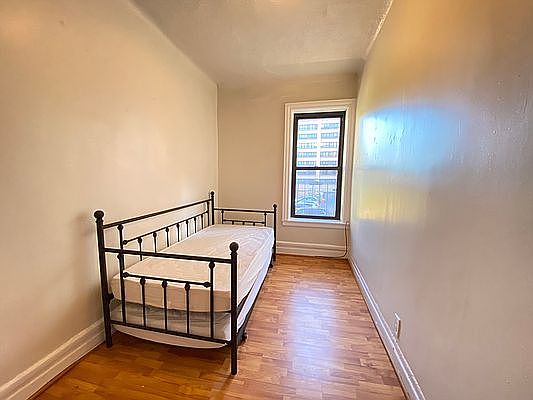 4th image of 320 W 111th St APT 7