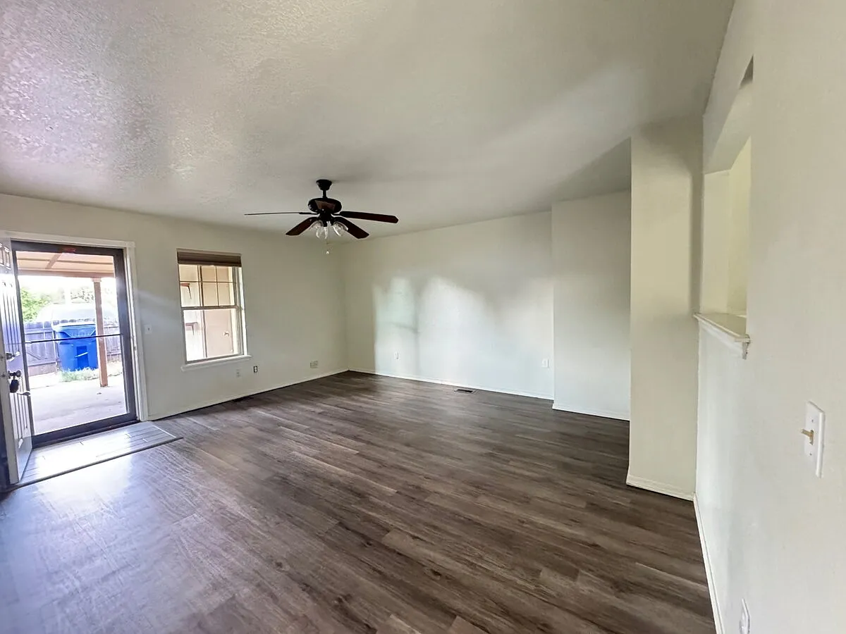2 bed, 1.5 bath, 1200 sqft, $1,300 — Photo 3