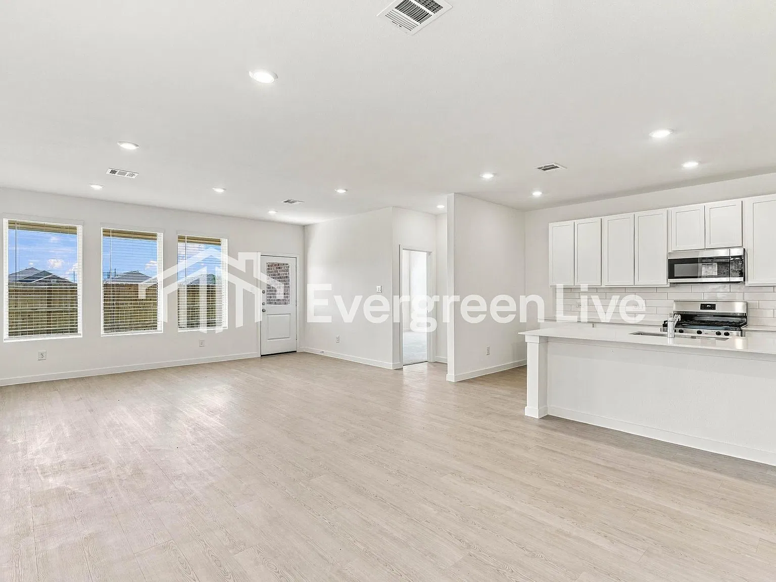 3 bed, 2.0 bath, 1974 sqft, $1,945 — Photo 3