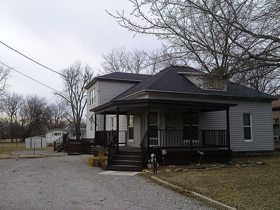 Large welcoming porch