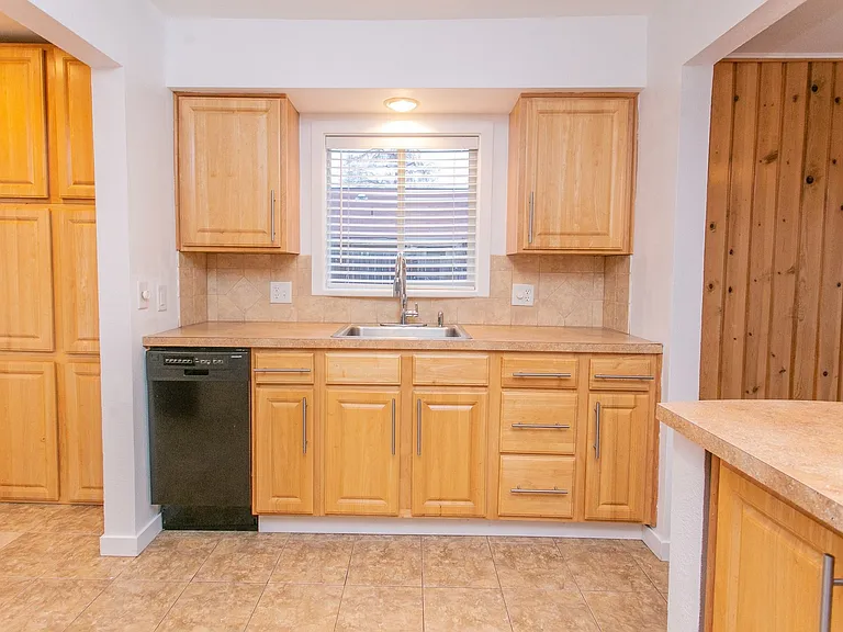 724 S Margaret St — Photo 5