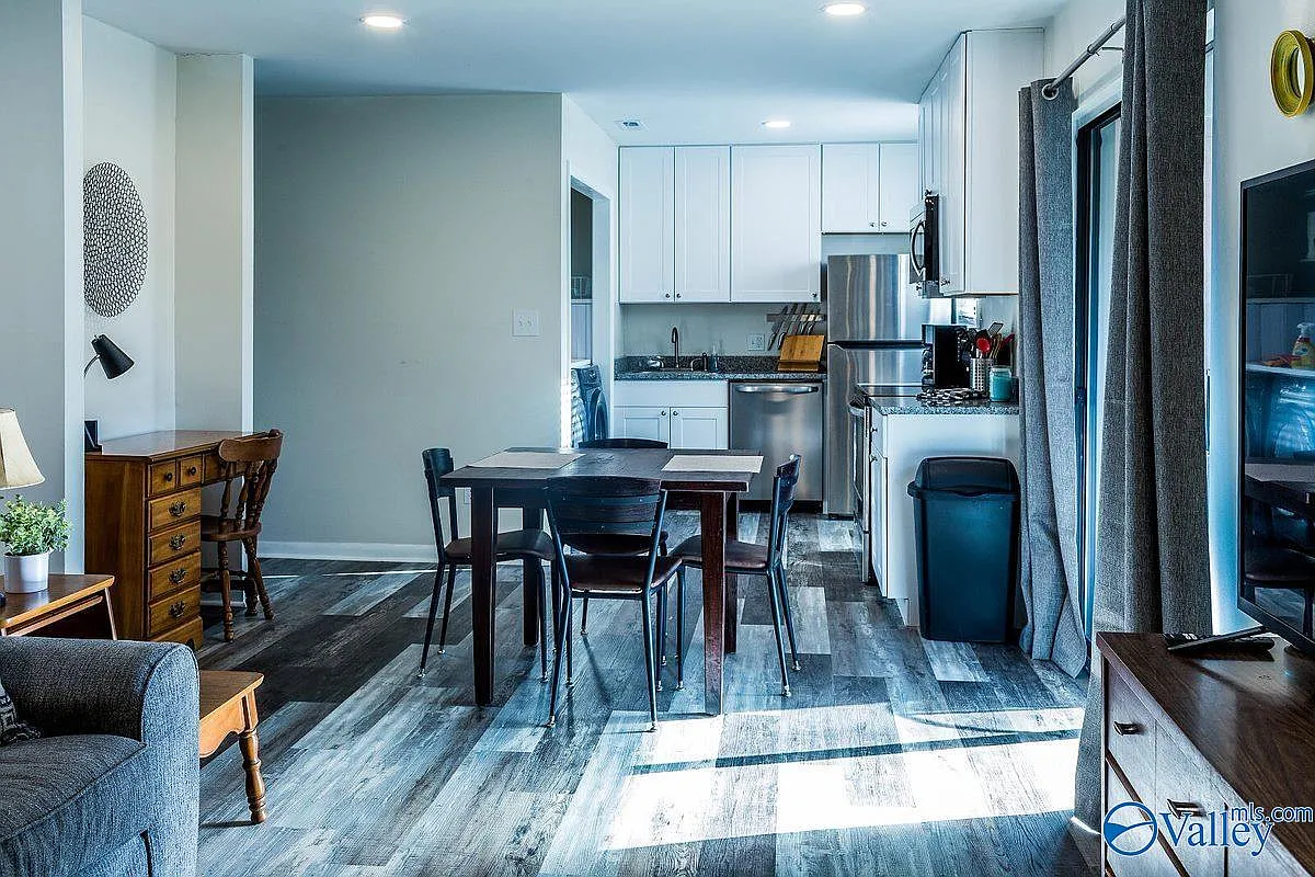2 bed, 1.0 bath, 720 sqft, $895 — Photo 2