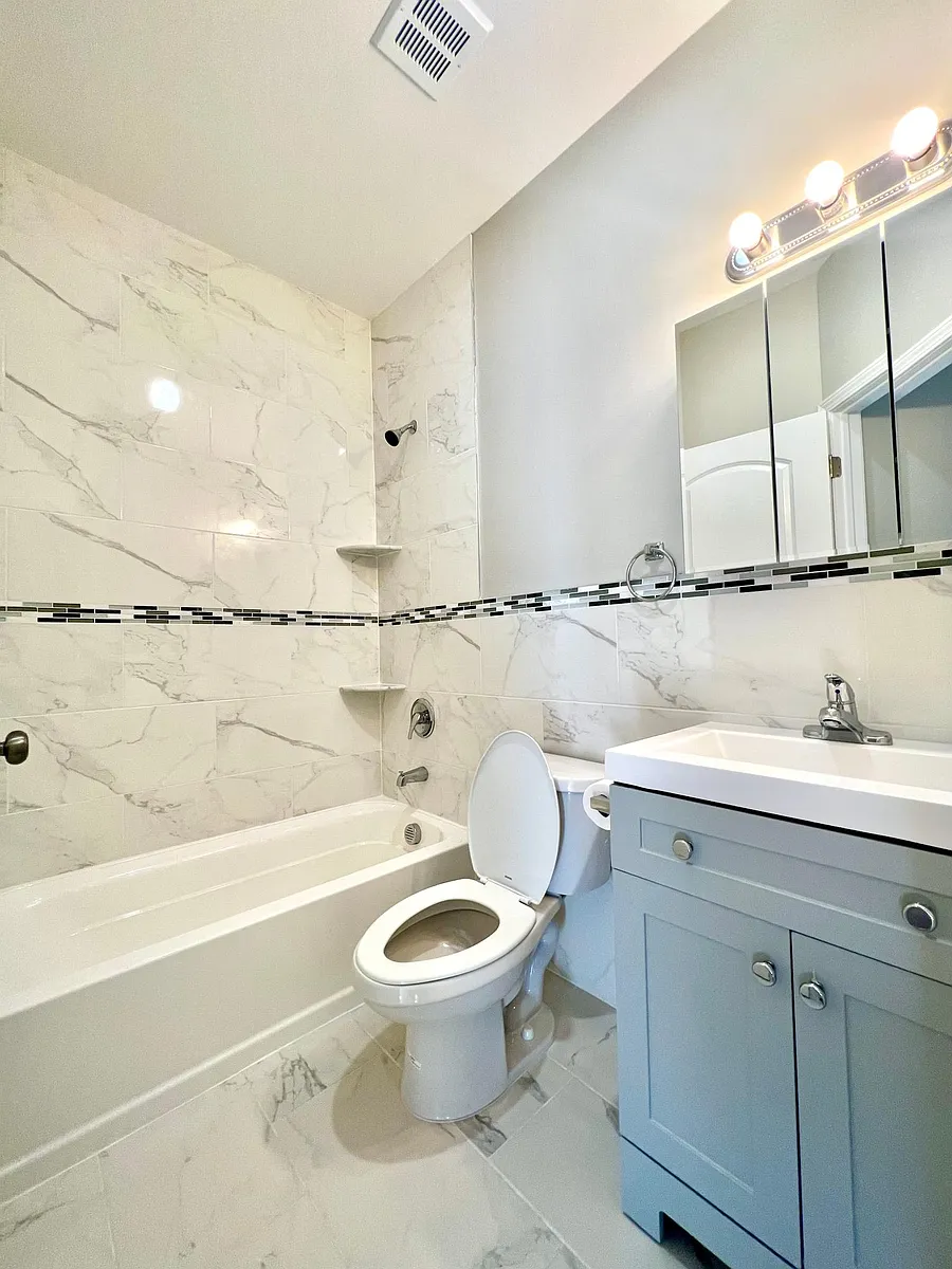 Building Photo - 154 Garside St #2