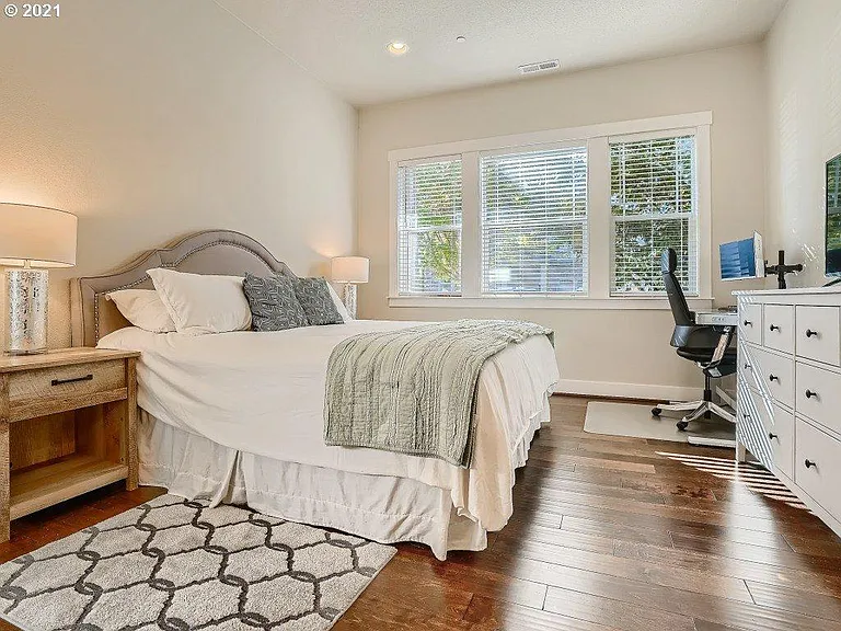 28142 SW Iceland Ave — Photo 11