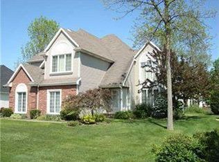 115 E Pinelake Dr, Williamsville, NY 14221