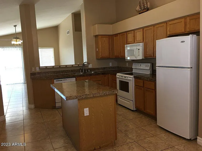 623 W Greentree Dr — Photo 5