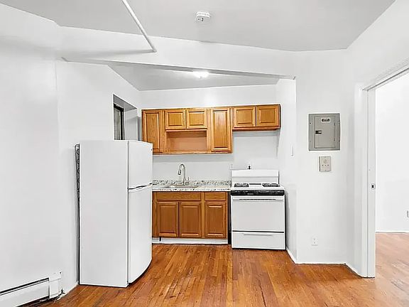 4th image of 375 Pleasant Ave #2E