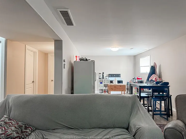 4583 Helsinki Cres — Photo 23