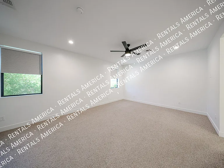 2418 E Amelia Ave — Photo 36