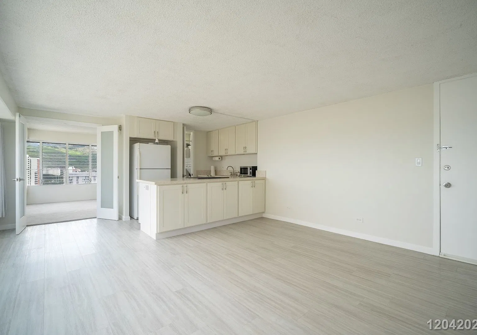 Urban Comfort & Convenience High-Floor 1 Bed, 1 Bath with Scenic Views — Photo 3