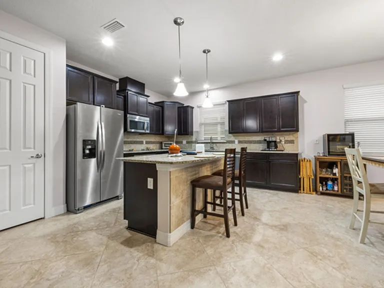 384 Los Alamos St — Photo 8