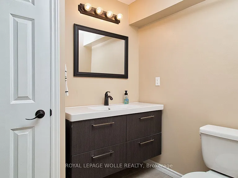 511 Victoria Rd N — Photo 36