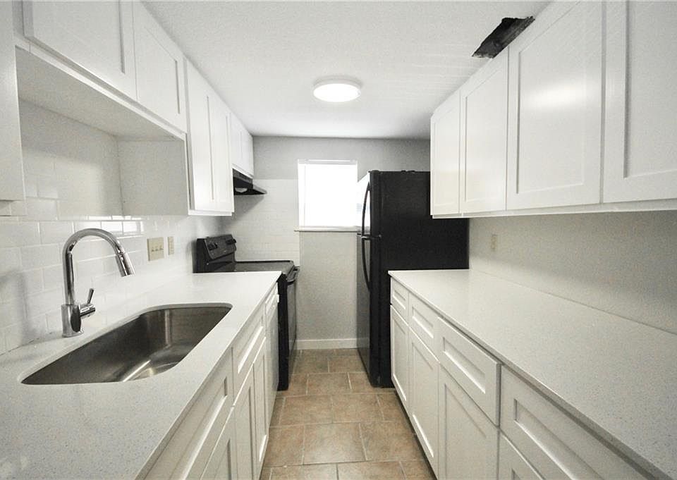 1st image of 1600 West Ave APT 13